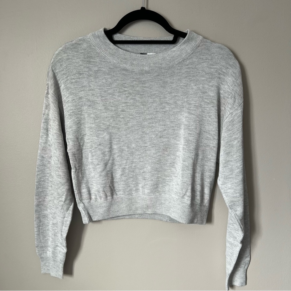 H&M | Gray Long Sleeve Cropped Top